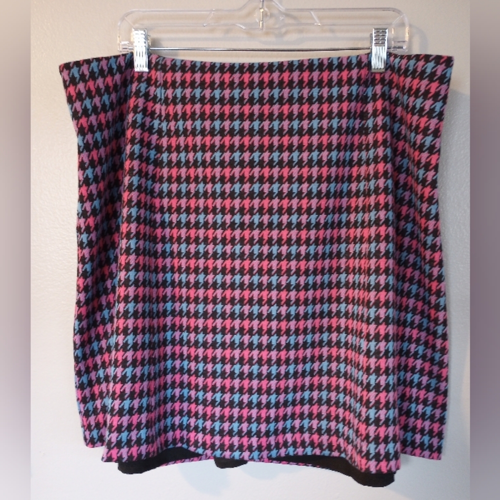 Size 1x black houndstooth multi-color retro knee-length skirt with built in slip